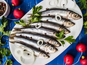 Залейте размороженную салаку этим маринадом – и получится вкуснейшая малосольная рыба