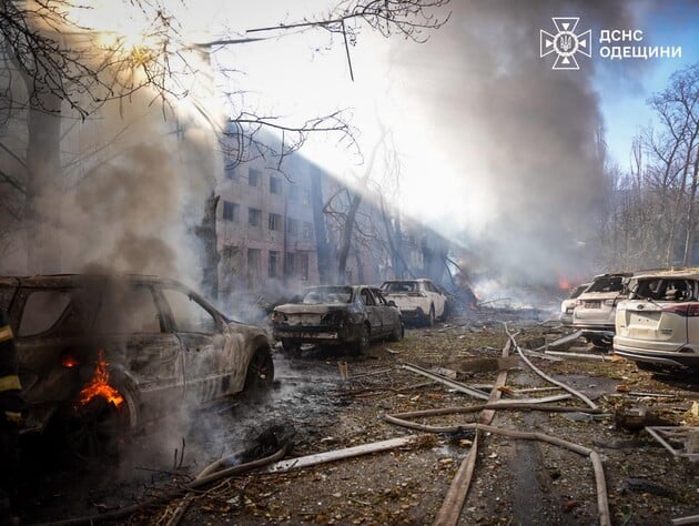 У ЗСУ повідомили, що ракету над Одесою збили сили ППО. Більшість із жертв – поліцейські. Фото, відео