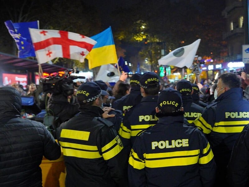 В Тбилиси полиция разгромила палатки протестующих против фальсификации выборов. Фото