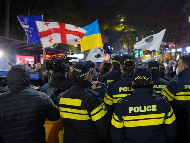 В Тбилиси полиция разгромила палатки протестующих против фальсификации выборов. Фото