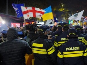 В Тбилиси полиция разгромила палатки протестующих против фальсификации выборов. Фото