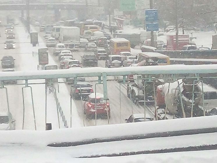 Из-за непогоды въезд крупногабаритного транспорта в Киев ограничили до 13.00