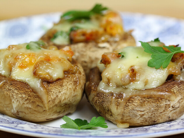 Ця проста й бюджетна закуска першою розлітається зі святкового столу. Рецепт фаршированих печериць