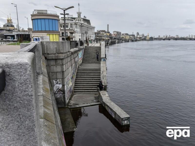 РФ уночі обстріляла Київ дронами. Уламки влучили в будинок на воді, є поранені