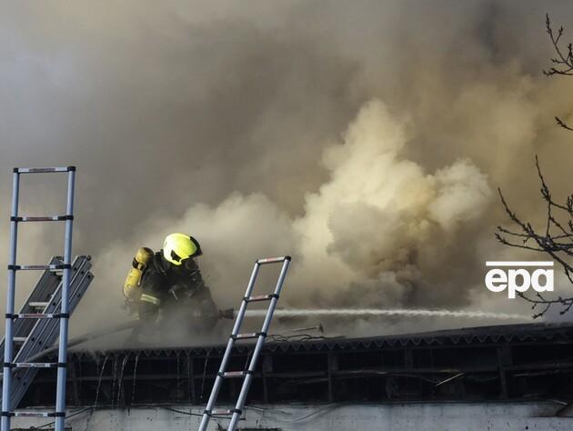 В Киеве в результате атаки РФ загорелась поликлиника, есть пострадавший