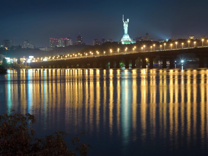 Київ зазнав атаки майже десятком ударних дронів. Уламки впали в одному з районів, виникли пожежі