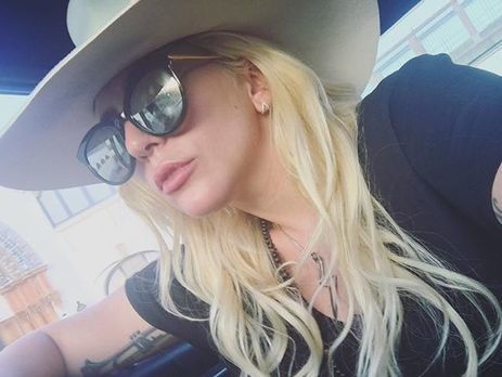 Леди Гага прыгнула с крыши на Супербоуле