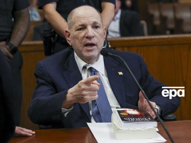 Больной лейкемией Вайнштейн госпитализирован. Адвокат заявил об 