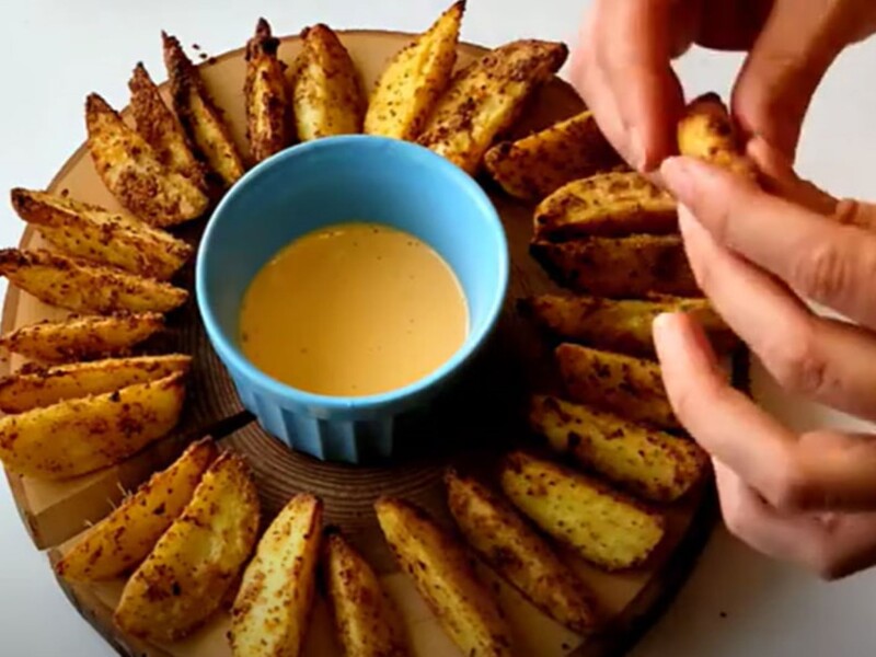 По этому рецепту картофель получается вкусный и хрустящий. Сначала бросьте в кипяток, а затем запекайте