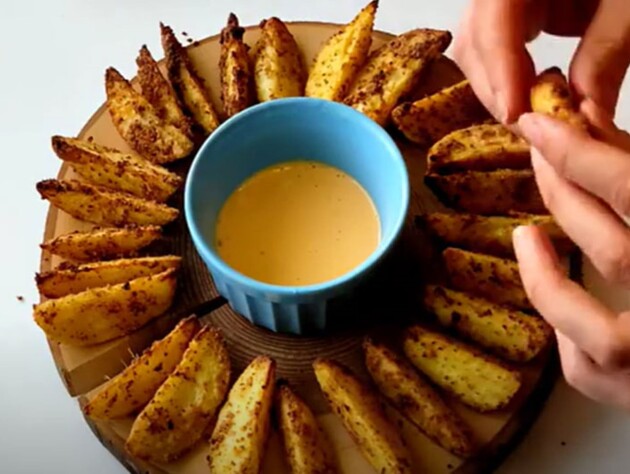 По этому рецепту картофель получается вкусный и хрустящий. Сначала бросьте в кипяток, а затем запекайте