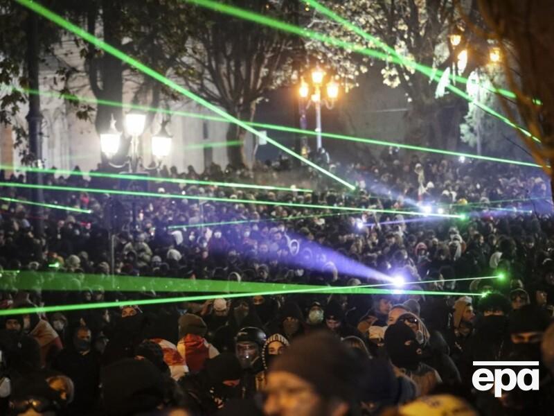 Митингующие обстреляли фейерверками здание парламента в Грузии, спецназовцы начали силовой разгон акции