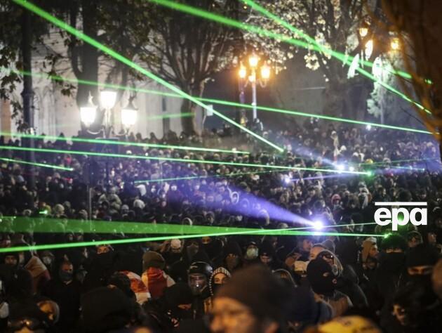 Митингующие обстреляли фейерверками здание парламента в Грузии, спецназовцы начали силовой разгон акции