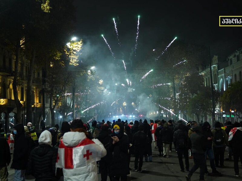 Зурабишвили за неделю до ухода с поста улетела во Францию. В Тбилиси в очередной раз разогнали протест