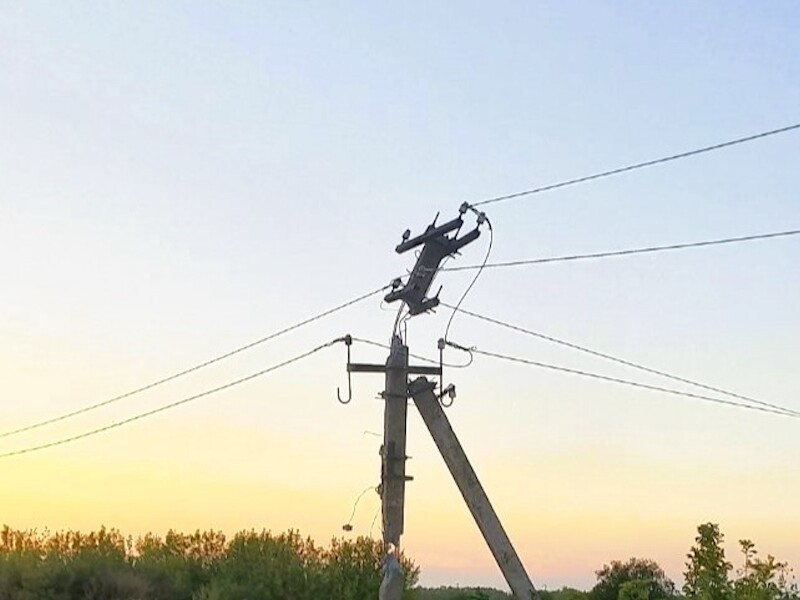 За добу енергетики ДТЕК повернули світло майже 10 тис. сімей після обстрілів