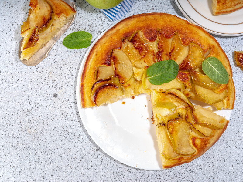 Приготовьте этот перевернутый яблочный пирог, поражающий своей простотой и утонченным вкусом. Рецепт