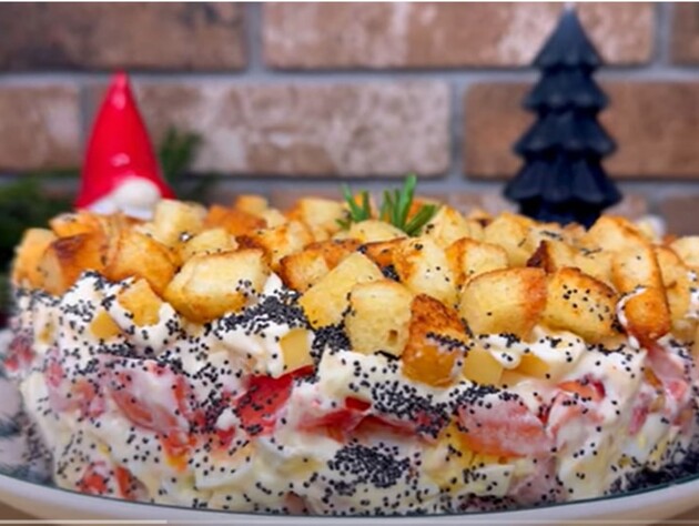 Новогоднее меню. Приготовьте этот вкусный салат с сухариками из мяса, яиц и сыра