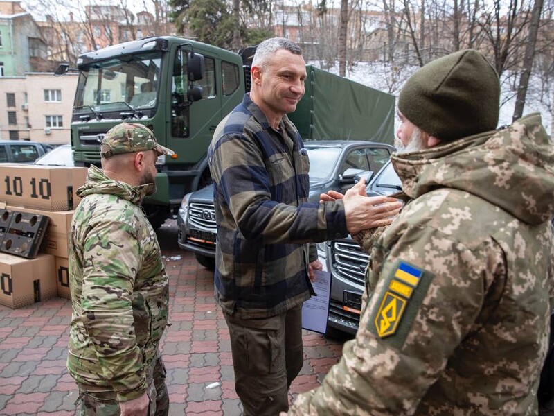 Кличко передав батальйону "Ахіллес" від громади Києва дрони, вісім пікапів і вантажівку 