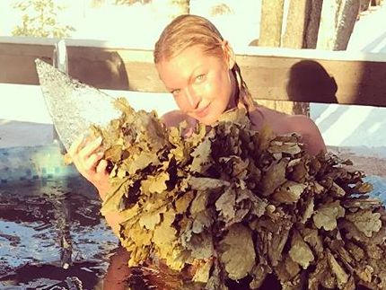 Волочкова топлес и в стрингах легла на снег