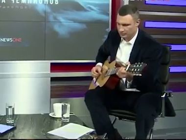 Виталий Кличко исполнил под гитару песню из кинофильма 