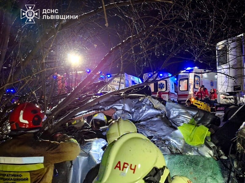 Возле Львова произошло тройное ДТП с автопоездом, семь человек погибли. Фото