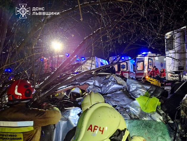 Біля Львова сталася потрійна ДТП з автопоїздом, семеро людей загинули. Фото