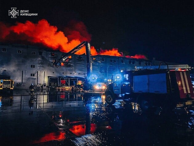 В Киевской области после атаки беспилотников произошел пожар