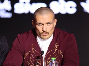 Усик эффектно вышел на битву взглядов с Фьюри под песню 