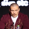 Усик эффектно вышел на битву взглядов с Фьюри под песню 