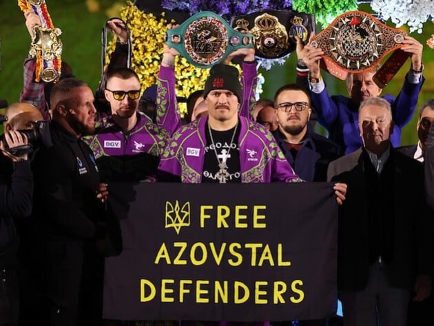 Усик на церемонії зважування з Ф'юрі розгорнув прапор із написом Free Azovstal Defenders. Відео