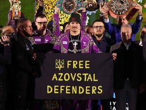 Усик на церемонії зважування з Ф'юрі розгорнув прапор із написом Free Azovstal Defenders. Відео