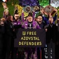 Усик на церемонии взвешивания с Фьюри развернул флаг с надписью Free Azovstal Defenders. Видео