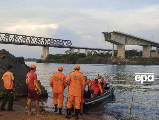 У Бразилії обвалився міст разом з автомобілями, є загиблий і зниклі безвісти. Відео