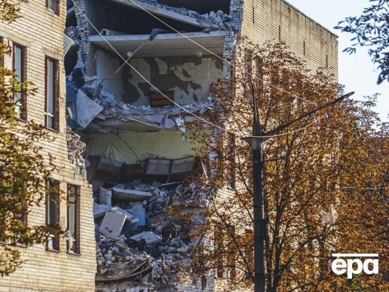 Оккупанты ударили баллистикой по жилому дому в Кривом Роге. Из-под завалов достают пострадавших