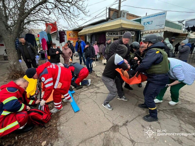 Россияне ударили по рынку в Никополе. Восемь пострадавших, одна из них – в критическом состоянии