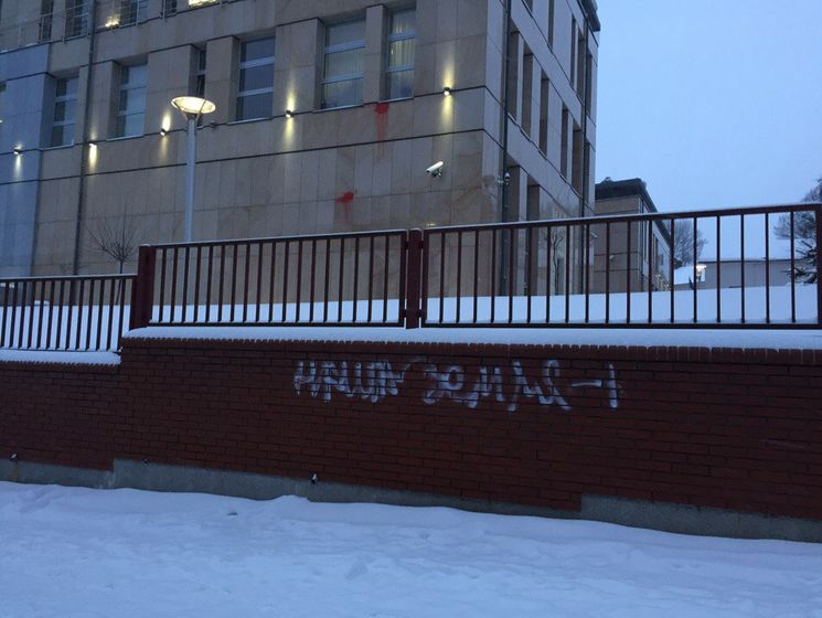 У Львові на огорожі польського консульства з'явився напис "наша земля"