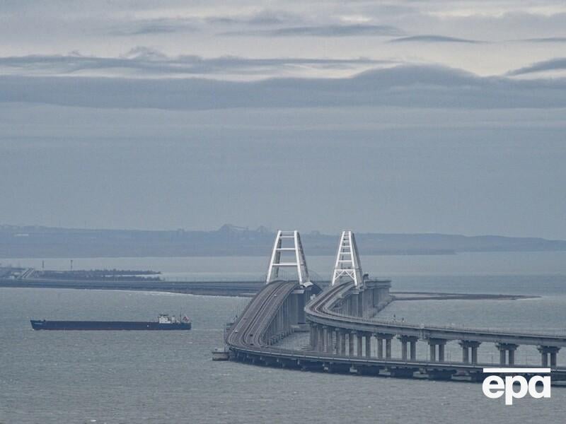 Шторм разметал баржи, которые защищали Крымский мост от морских дронов. Спутниковые фото