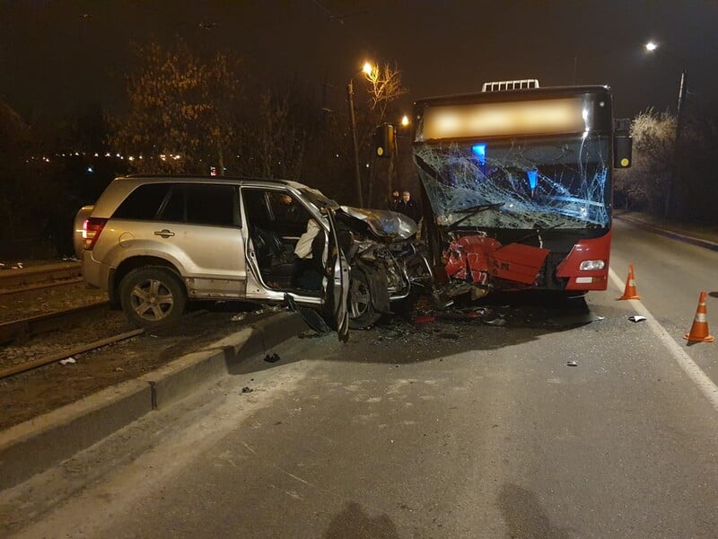 ДТП в Харькове: автомобиль въехал в автобус, шесть человек пострадали. Фото