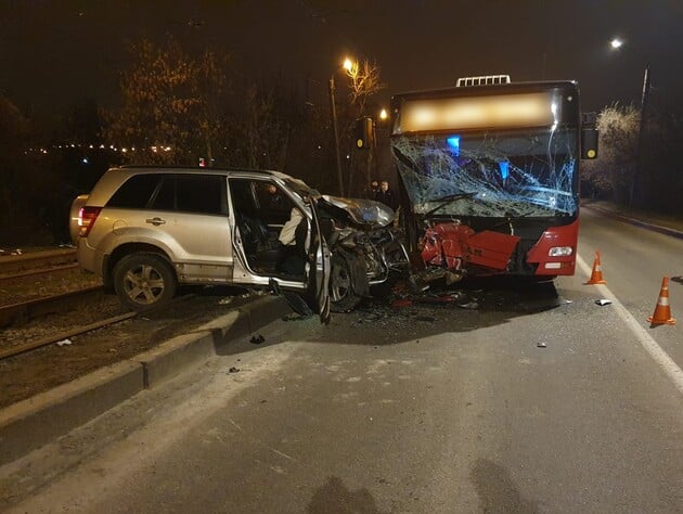 ДТП в Харькове: автомобиль въехал в автобус, шесть человек пострадали. Фото