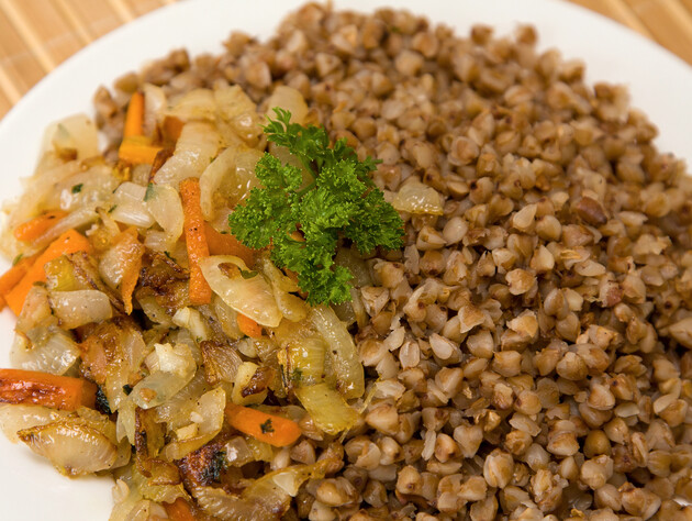 Зробіть це перед тим, як залити водою, – і гречка вийде смачною та розсипчастою. Секретний лайфхак