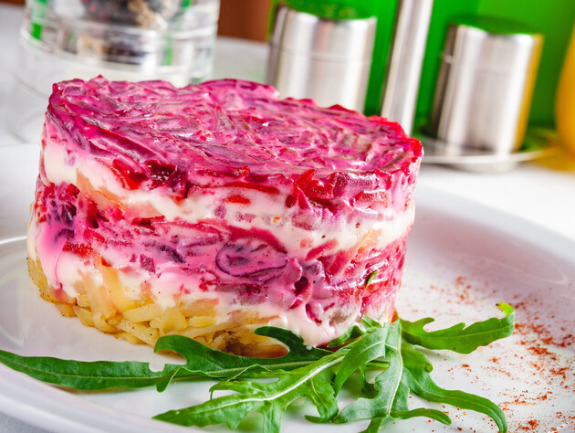 Добавьте это к свекле во время приготовления салата 