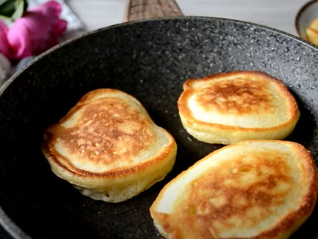 Добавьте этого по чайной ложке – и оладьи будут мягкие и нежные. Проверенный рецепт пышного теста 