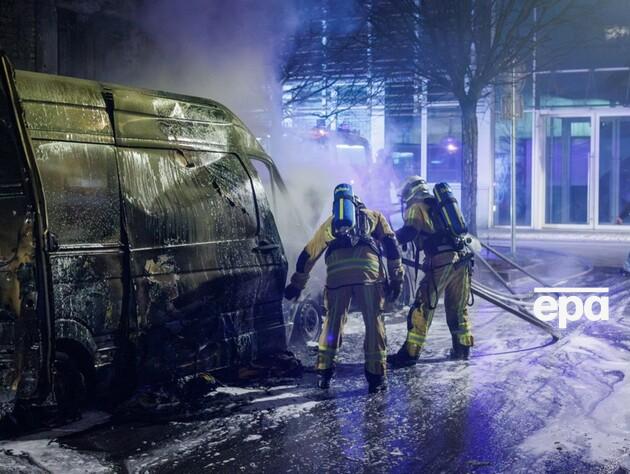 У Брюсселі в новорічну ніч спалили десятки автомобілів, поліція затримала понад 150 людей. Фото