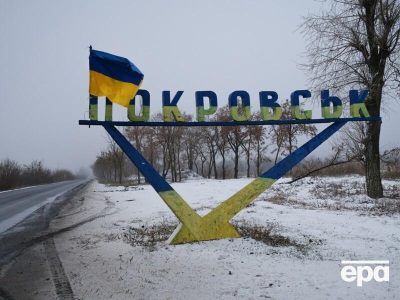 На в'їзді в Покровськ зруйнували стелу з назвою міста. Фото