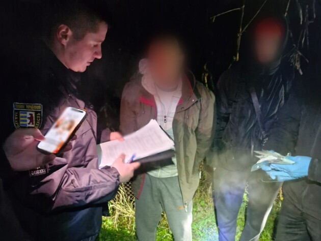 Жителі Закарпаття вивозили чоловіків за кордон у купі сміття – поліція