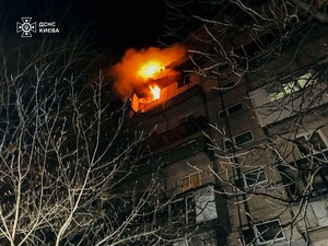В Киеве горела квартира в многоэтажке, спасатели обнаружили тела двух человек, еще один пострадал. Фото