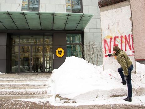 Нардеп Гончаренко написал на обломке Берлинской стены у посольства ФРГ в Киеве слово 