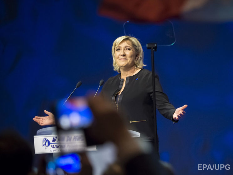 Опитування: Ле Пен у другому турі виборів поступається Макрону