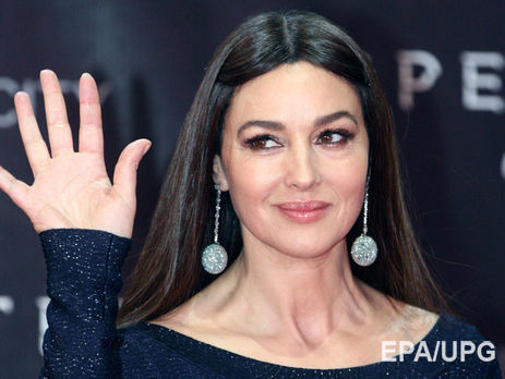 Белуччи в прозрачном белье позировала для итальянского GQ