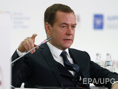 Медведев надел галстук с мопедами