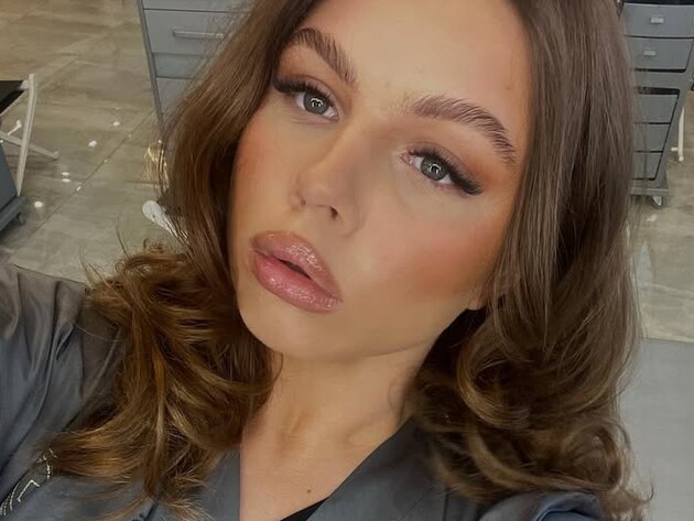 18-летняя дочь Фреймут показала себя в кружевном платье с декольте. Фото